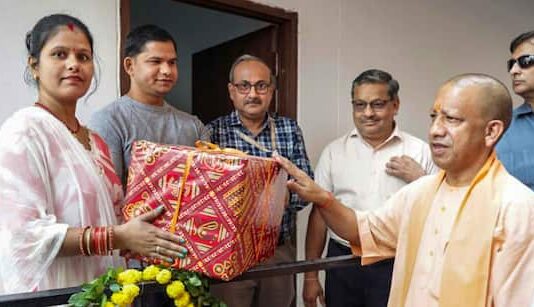 UP में नहीं चलेगा माफिया राज… CM योगी ने मुख्तार अंसारी की अवैध जमीन पर बने फ्लैटों की चाबी गरीबों को सौंपी