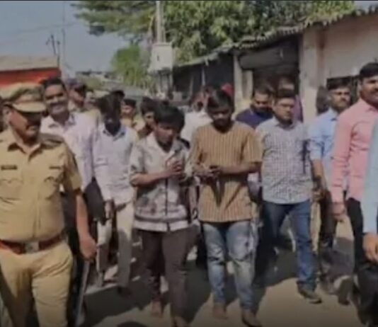 ठाणे में दहशत फैलाने वाले आरोपियों की पुलिस ने निकाली परेड! सोशल मीडिया पर वीडियो हुआ वायरल