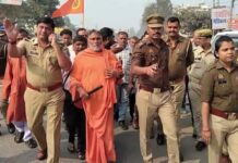 कार्तिक मेले में गैर हिंदुओं की दुकान चेक करने से यशवीर महाराज को पुलिस ने रोका