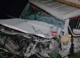 рд╕рдВрднрд▓ рдореЗрдВ рдЬреЛрд░рджрд╛рд░ рднрд┐рдбрд╝рдВрдд рд╕реЗ рдЪрдХрдирд╛рдЪреВрд░ рд╣реЛ рдЧрдИ рдХрд╛рд░ рдФрд░ рдкрд┐рдХрдЕрдк, 6 рд▓реЛрдЧреЛрдВ рдХреА рджрд░реНрджрдирд╛рдХ рдореМрдд