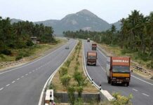 यूपी के झांसी में सवारियों से भरी स्लीपर बस पलटी, कई घायल कांच तोड़कर निकले लोग