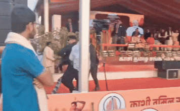 काशी में मंच पर बैठे थे योगी और अचानक पहुंच गया शराबी, जानें फिर क्या हुआ