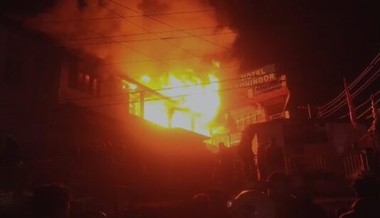 नैनीताल के शिशु मंदिर की बिल्डिंग में लगी भीषण आग, अंदर फंसे लोग निकाले गए, CM धामी ने लिया संज्ञान