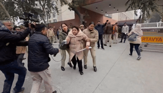 बंगाल में ED रेड पर दिल्ली में बवाल, होम मिनिस्ट्री के बाहर धरने पर बैठे TMC सांसदों को हिरासत में लिया