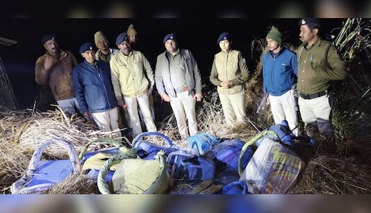 पुआल के ढेर में छिपा था ‘नशे का खजाना’: बगहा पुलिस ने बरामद किया 203 किलो गांजा, तस्करों की साजिश फेल
