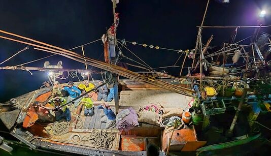 समुद्र में खदेड़कर पकड़ी गई पाकिस्तानी नाव ‘अल-मदीना’, 9 क्रू मेंबर हिरासत में