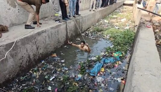 मेरठ में बच्चे को खोजने के लिए नाले में कूदे इंस्पेक्टर, मगर रेस्क्यू रहा बेनतीजा