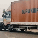 ओवरटेक कर रही कार को ट्रक ने मारी टक्कर, कई मीटर तक घसीटा