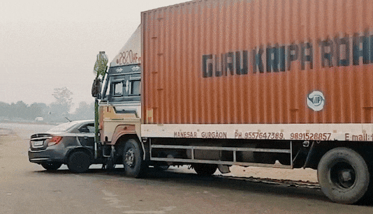 ओवरटेक कर रही कार को ट्रक ने मारी टक्कर, कई मीटर तक घसीटा