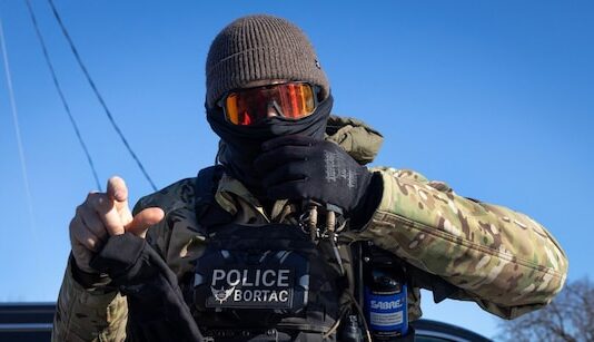 अमेरिका में फिर बवाल- ट्रंप की पुलिस ने अप्रवासी को मारी गोली, महिला की जान लेने के ठीक 7 दिन बाद एक्शन