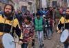 हापुड़ के हिस्ट्रीशिटर दीपक के घर के बाहर पुलिसवालों ने क्यों बजाया ढोल?