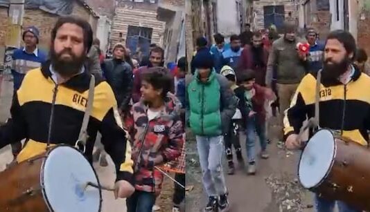 हापुड़ के हिस्ट्रीशिटर दीपक के घर के बाहर पुलिसवालों ने क्यों बजाया ढोल?