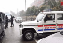 नोएडा के कई स्कूलों को बम धमकी, पैरेंट्स को आ रहे हैं मैसेज, बच्चों को भेजा जा रहा है घर