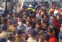 कोटद्वार में दुकान के नाम पर नहीं थम रहा बवाल, देहरादून से आए बजरंग दल कार्यकर्ताओं ने किया प्रदर्शन