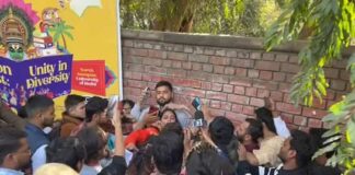 рджрд┐рд▓реНрд▓реА рдпреВрдирд┐рд╡рд░реНрд╕рд┐рдЯреА рдореЗрдВ UGC рдХрд╛рдиреВрди рдкрд░ рдмрд╡рд╛рд▓, рдорд╣рд┐рд▓рд╛ рдпреВрдЯреНрдпреВрдмрд░ рд╕реЗ рд╣рд╛рдерд╛рдкрд╛рдИ, рдЫрд╛рддреНрд░реЛрдВ рдХрд╛ рдЖрдзреА рд░рд╛рдд рддрдХ рд╣рдВрдЧрд╛рдорд╛