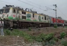 UP में तेज आंधी और तूफानी हवाओं के कारण कई स्थानों पर रेलवे ट्रैक पर गिरे पेड़, संचालन प्रभावित