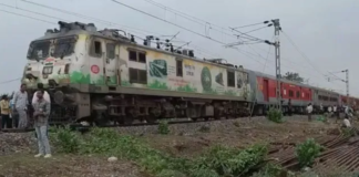 UP में तेज आंधी और तूफानी हवाओं के कारण कई स्थानों पर रेलवे ट्रैक पर गिरे पेड़, संचालन प्रभावित