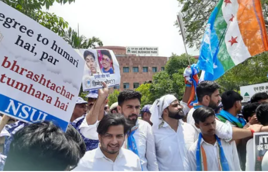 एनटीए मुख्यालय पर NSUI का जोरदार प्रदर्शन, अंदर घुसने की कोशिश पर सुरक्षाबलों से धक्का-मुक्की