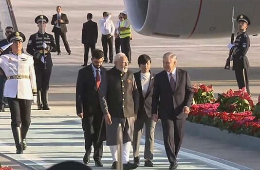 ताशकंद पहुंचे PM मोदी: उज्बेक राष्ट्रपति ने गर्मजोशी से किया स्वागत