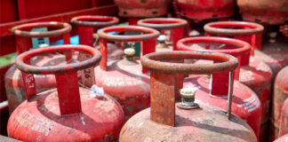 LPG Price Cut: दिल्लीसेकोलकातातकगिरेसिलेंडरकेदाम, कितनासस्ताहुआ LPG?